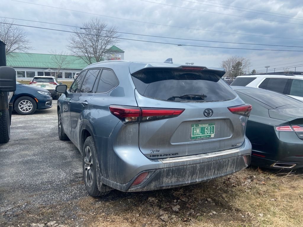 Used 2022 Toyota Highlander XLE AWD/4WD image 4