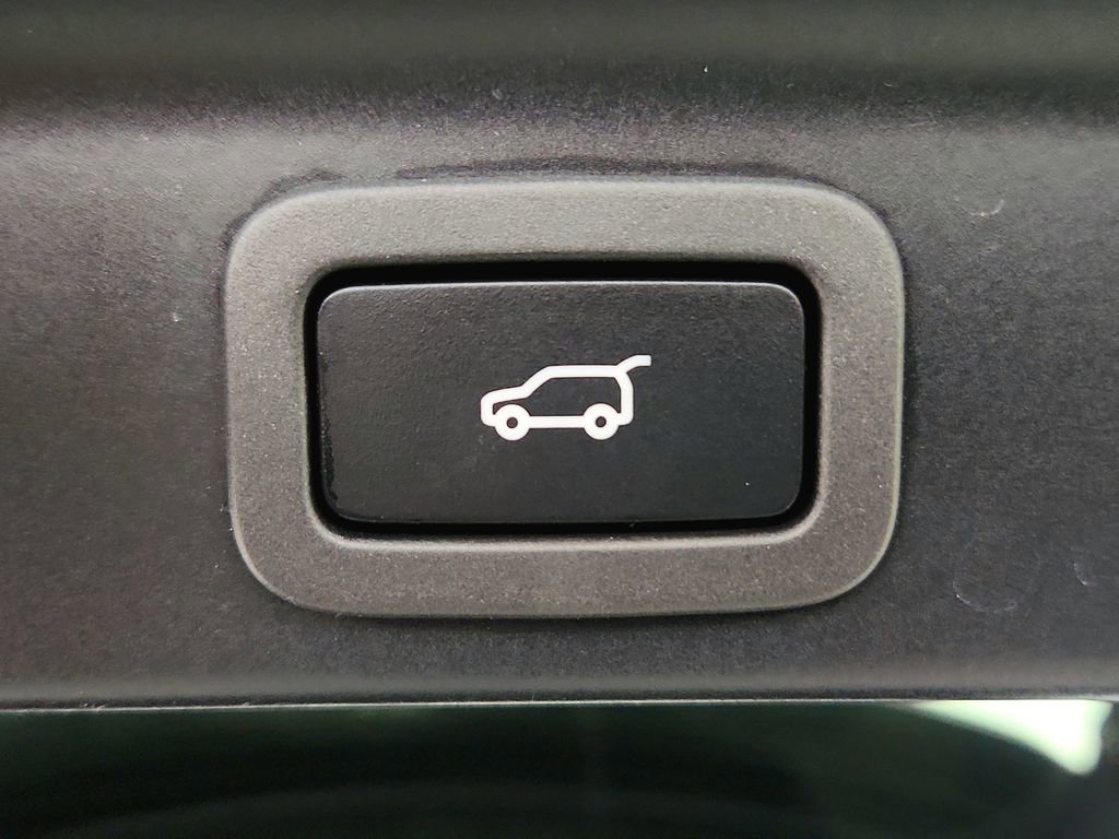 Used 2020 Jaguar F-PACE Premium image 34