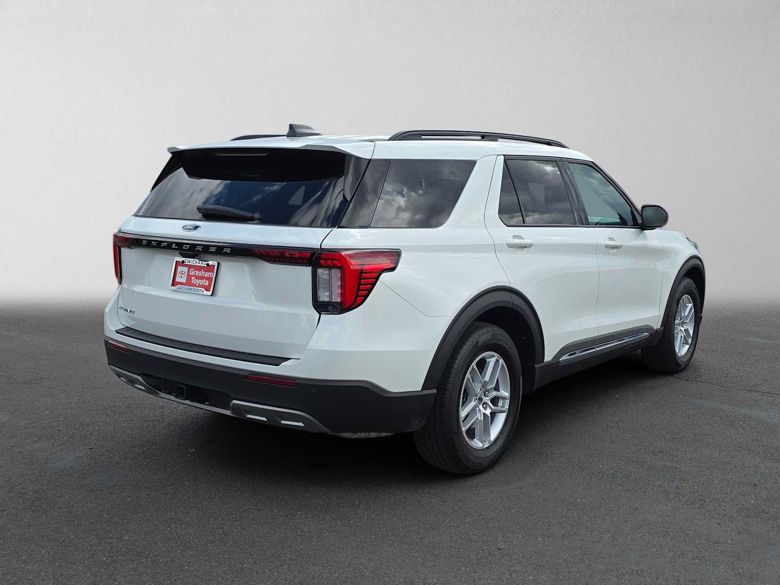 Used 2025 Ford Explorer Active w/ Active Comfort Package RWD image 3