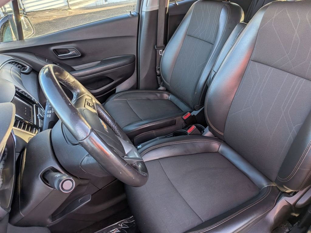 Used 2022 Chevrolet Trax LT w/ LT Convenience Package image 15