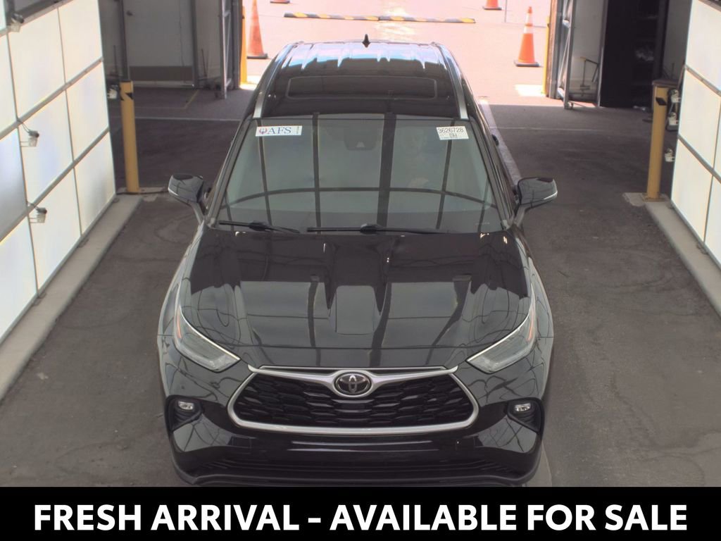 Used 2021 Toyota Highlander XLE FWD image 2