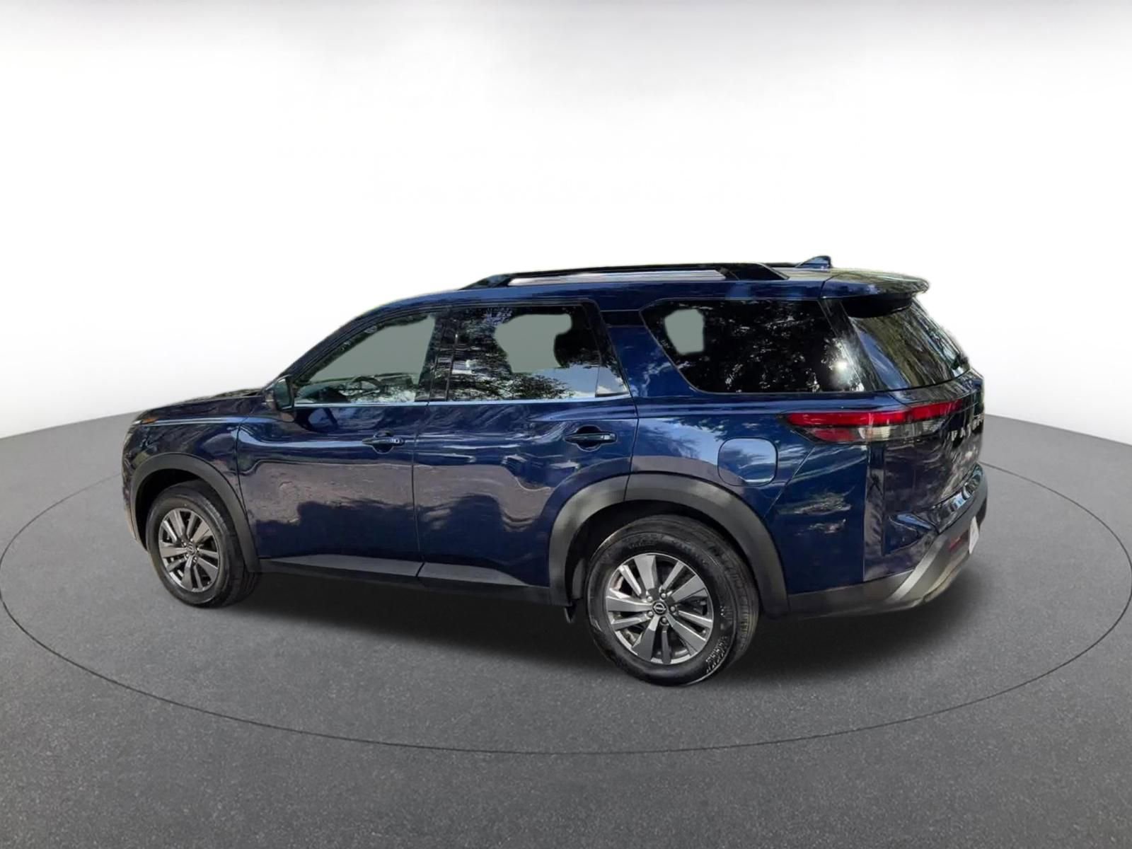 Used 2025 Nissan Pathfinder SV image 10