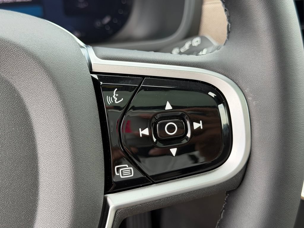 New 2026 Volvo XC90 B6 Plus w/ Protection Package Premier AWD/4WD image 18