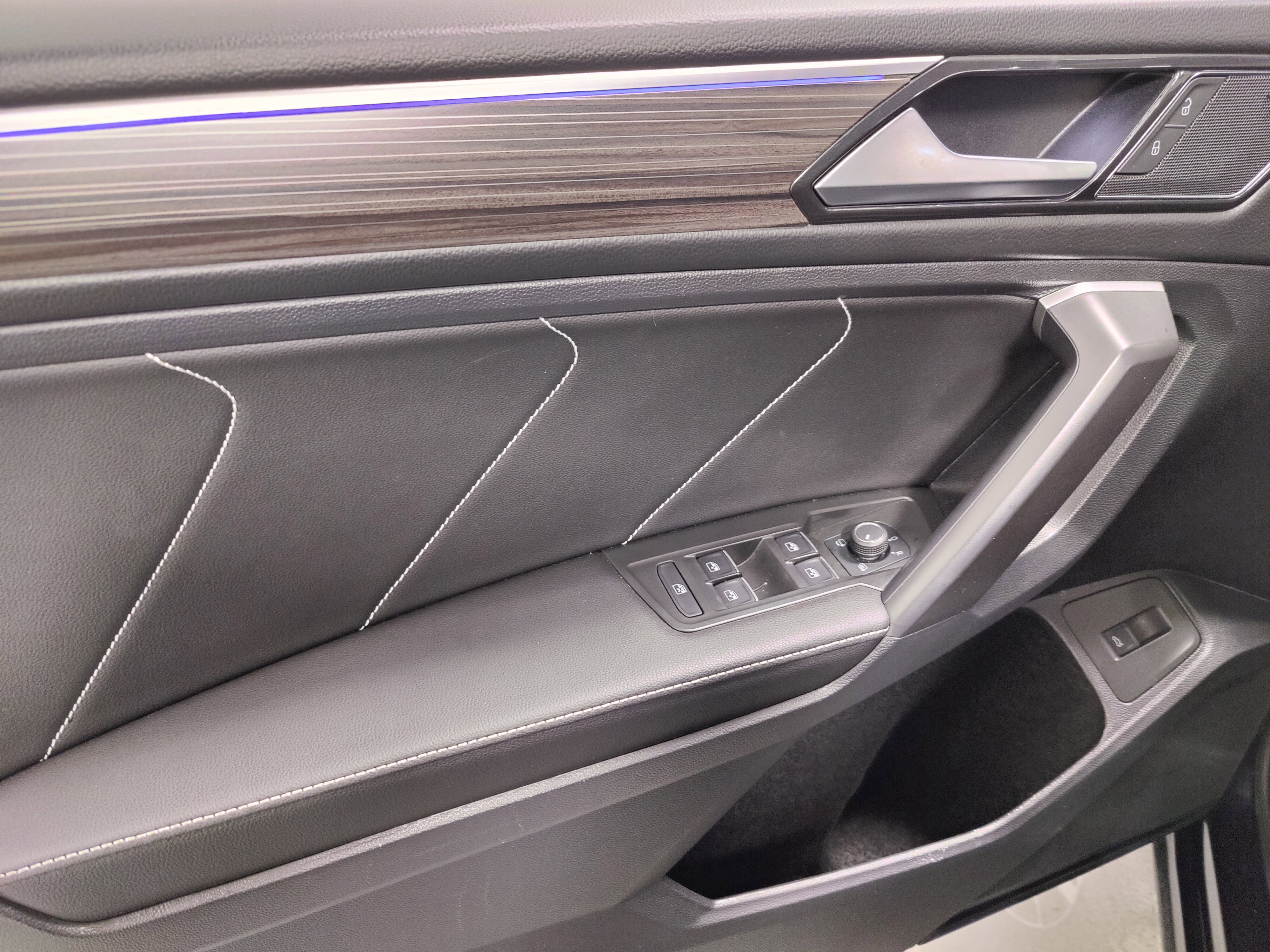 Used 2024 Volkswagen Tiguan SEL R-Line image 29