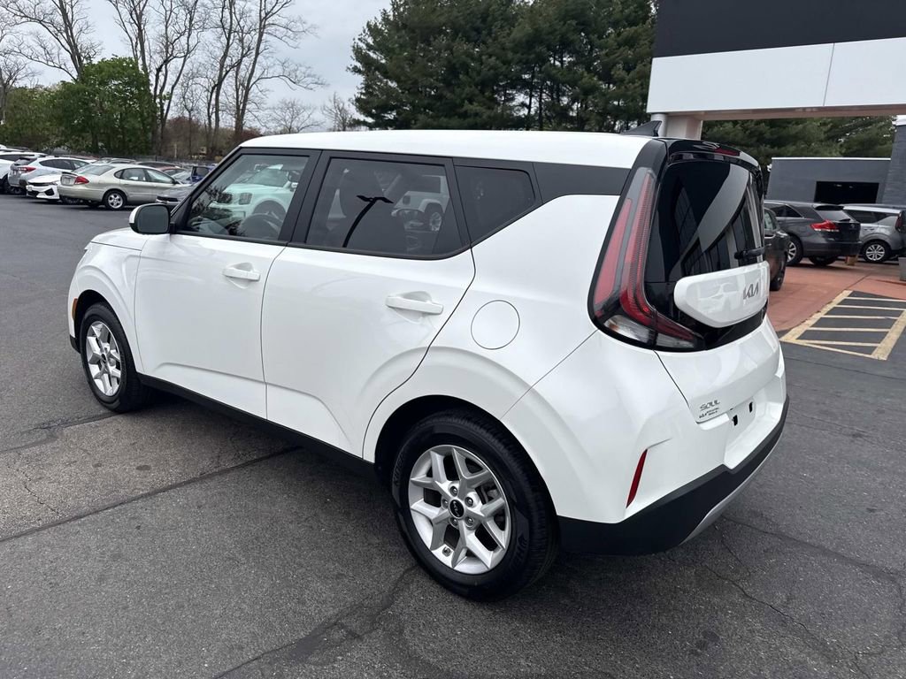 Used 2025 Kia Soul LX w/ LX Technology Package FWD image 3