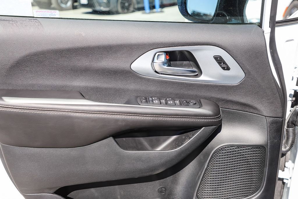 New 2026 Chrysler Pacifica Select FWD image 24