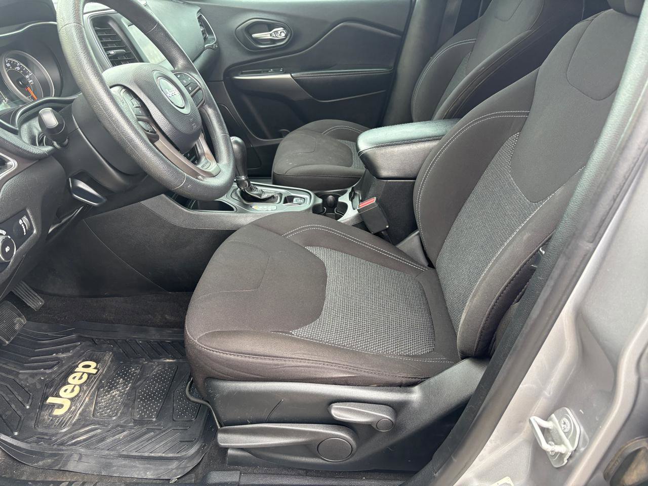 Used 2019 Jeep Cherokee Latitude w/ Popular Appearance Group image 5