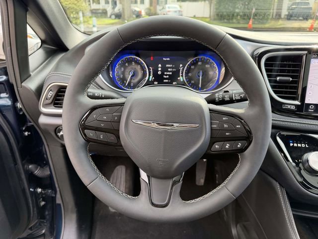 Used 2025 Chrysler Pacifica Limited FWD image 26