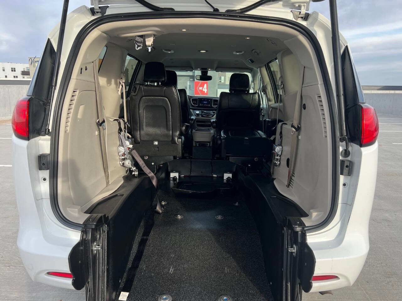 Used 2021 Chrysler Voyager Lxi image 10