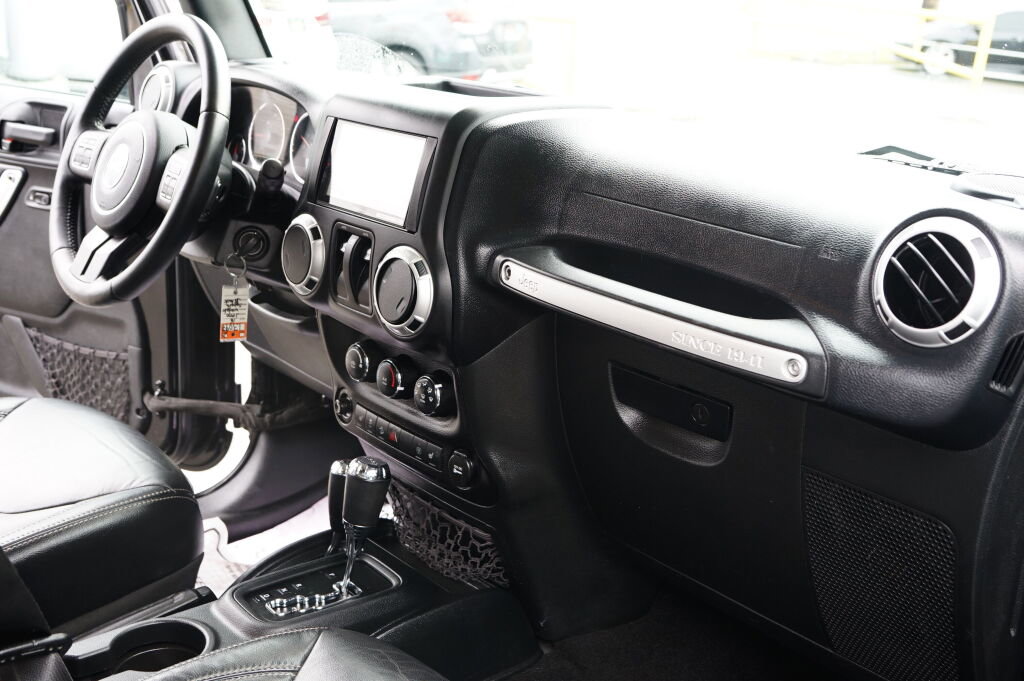 Used 2016 Jeep Wrangler Sahara w/ Connectivity Group image 19