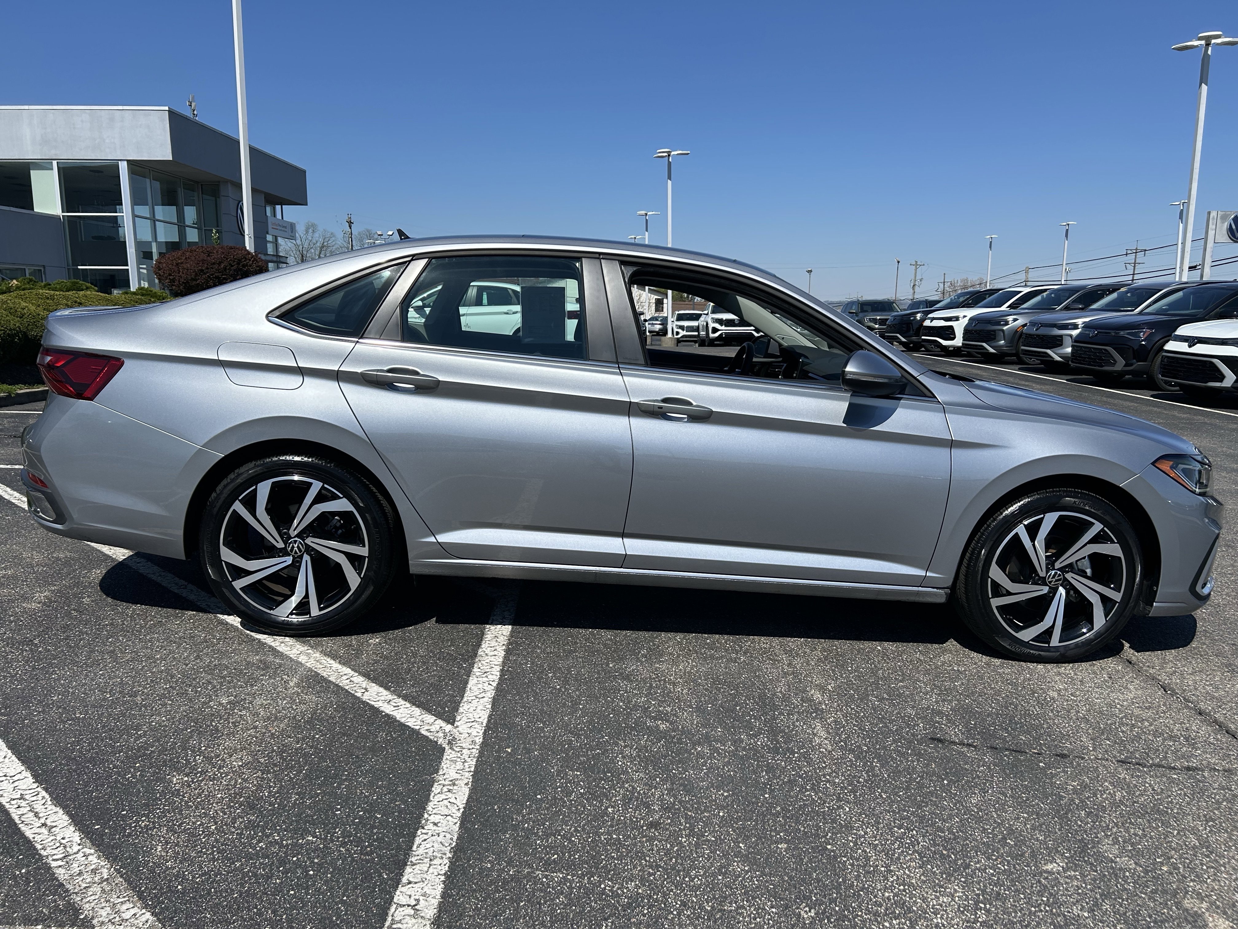 Certified 2025 Volkswagen Jetta SEL image 8