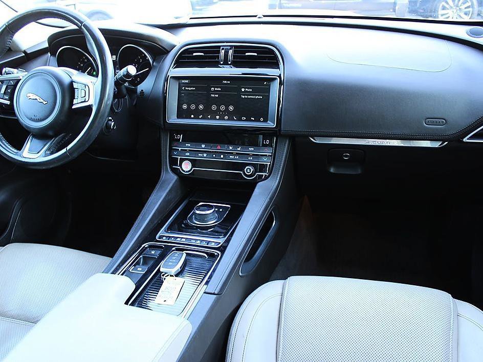 Used 2020 Jaguar F-PACE Prestige AWD/4WD image 18