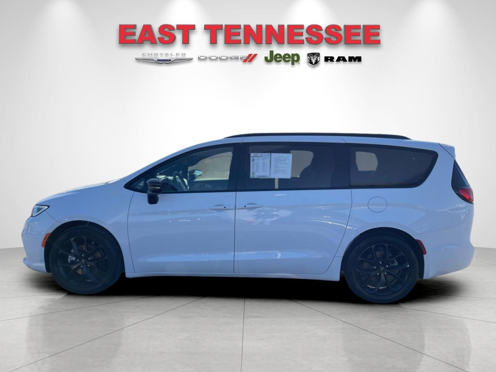 Used 2025 Chrysler Pacifica Limited image 6