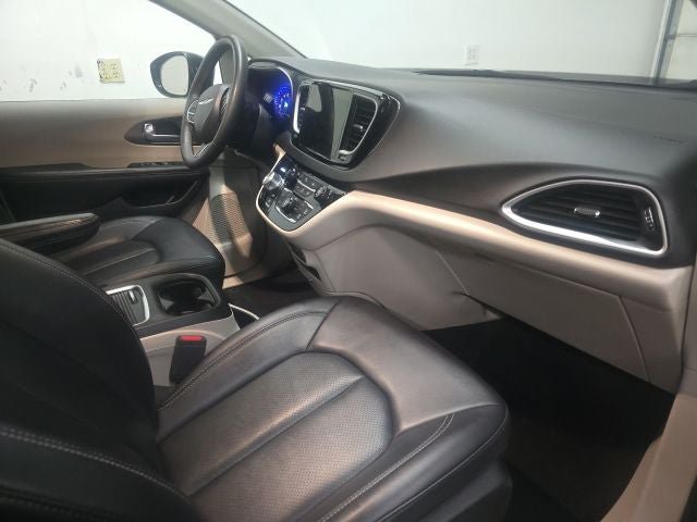 Used 2024 Chrysler Pacifica Touring-L FWD image 4