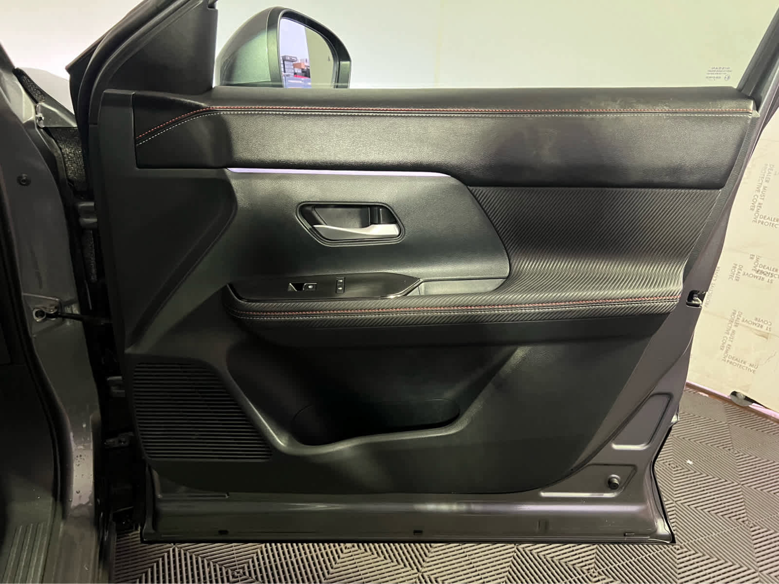 Certified 2025 Nissan Kicks SR FWD image 28