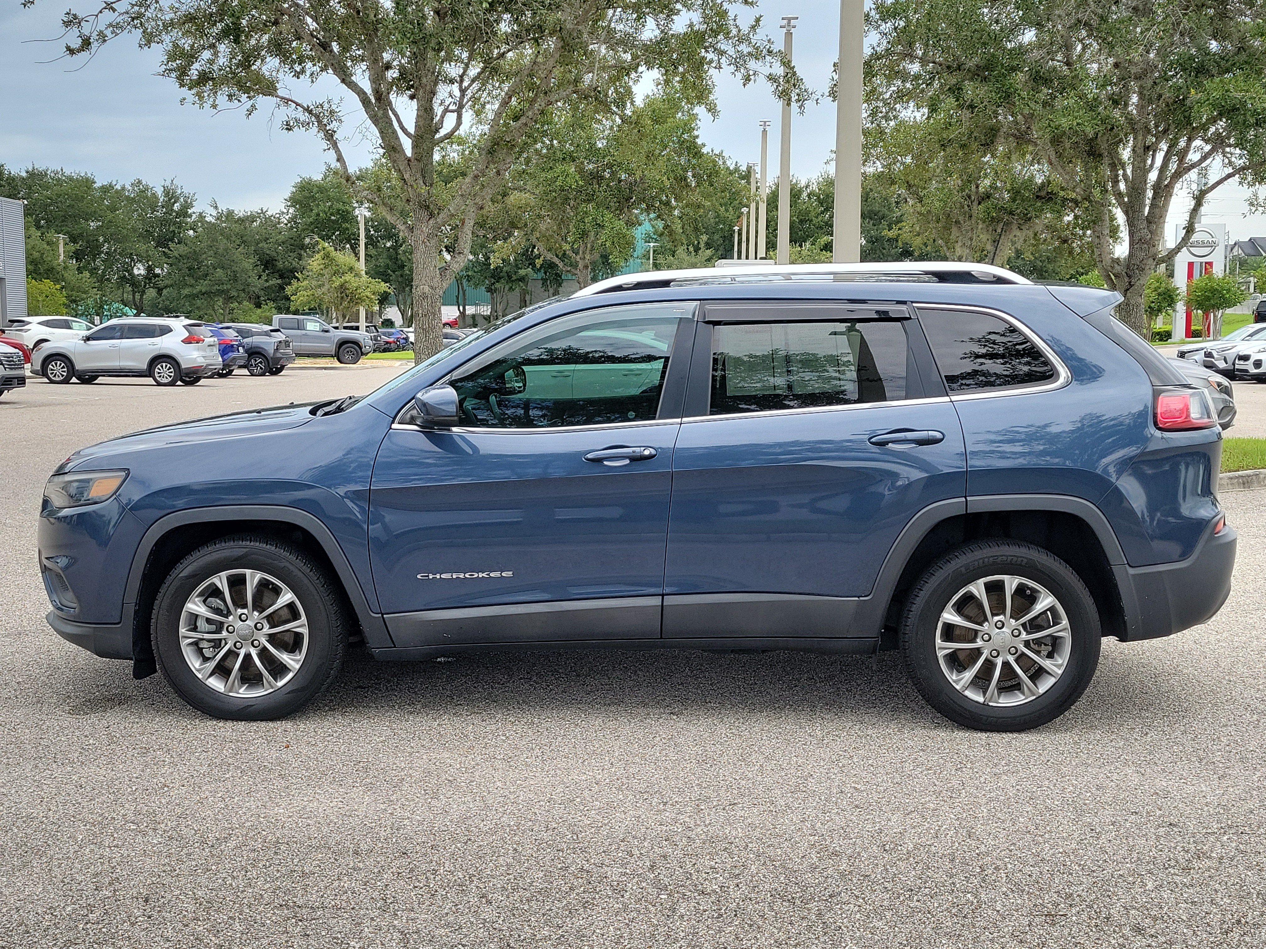 Used 2021 Jeep Cherokee Latitude Lux w/ Sun & Sound Group FWD image 8
