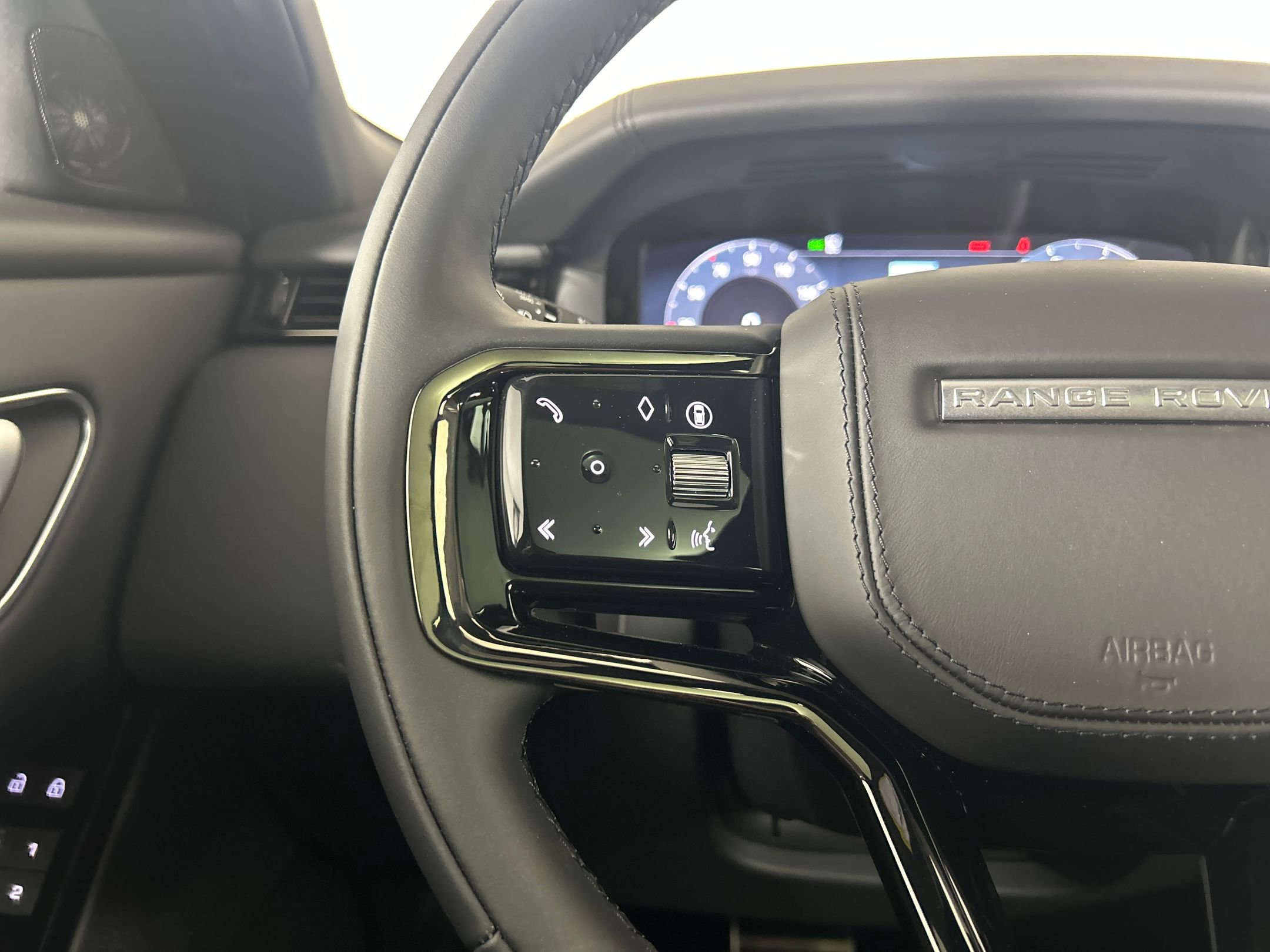 New 2026 Land Rover Range Rover Velar Dynamic SE image 15