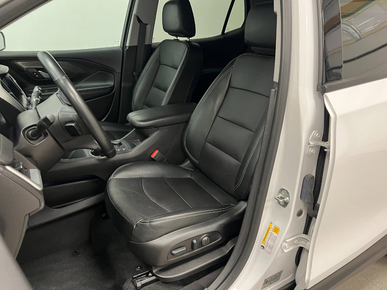 Used 2024 GMC Terrain SLT image 24