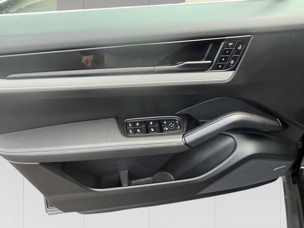 Used 2025 Porsche Cayenne image 11