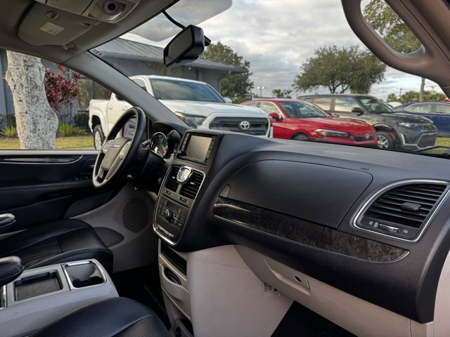Used 2015 Chrysler Town & Country Touring w/ Driver Convenience Group image 12