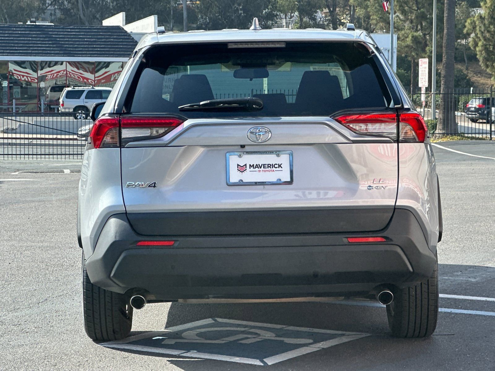 Used 2025 Toyota RAV4 LE AWD/4WD image 4