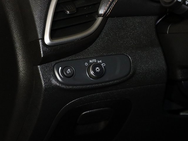 Used 2020 Chevrolet Trax LT w/ LT Convenience Package image 25