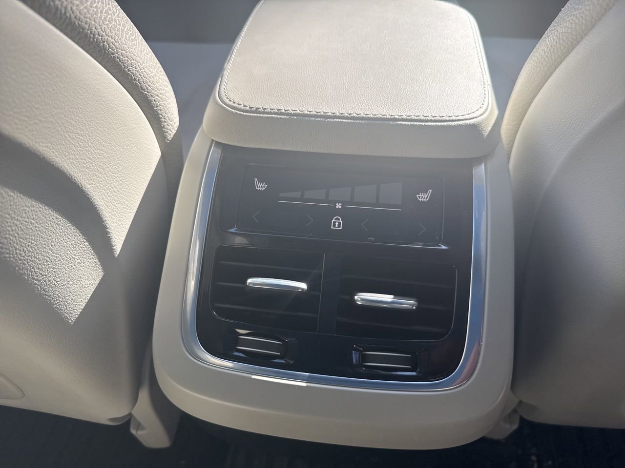 Certified 2023 Volvo XC90 B6 Plus w/ Protection Package Premier image 16