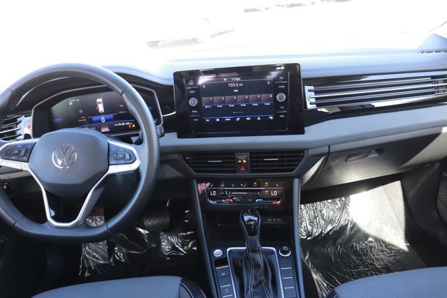 Used 2025 Volkswagen Jetta SE image 14