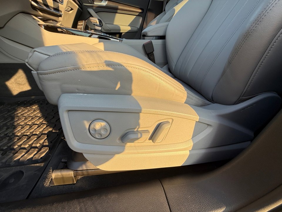 Used 2024 Audi Q5 e Premium w/ Convenience Package image 30