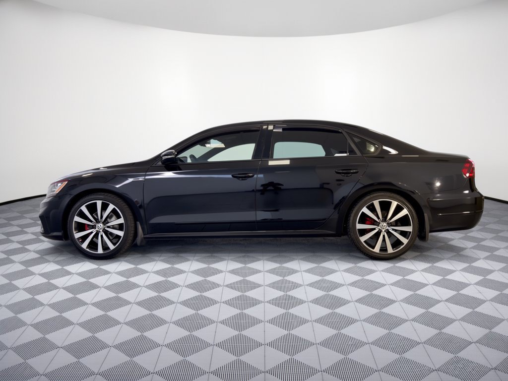 Used 2018 Volkswagen Passat 3.6 FWD image 2