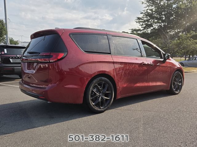 Used 2026 Chrysler Pacifica Limited w/ Uconnect Theater Family Group FWD image 5