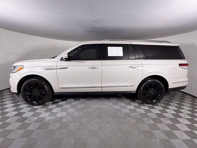 Used 2023 Lincoln Navigator L Reserve AWD/4WD image 3