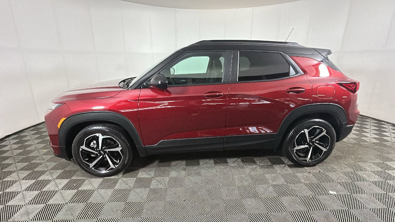 Used 2023 Chevrolet TrailBlazer RS w/ Sun and Liftgate Package FWD image 5