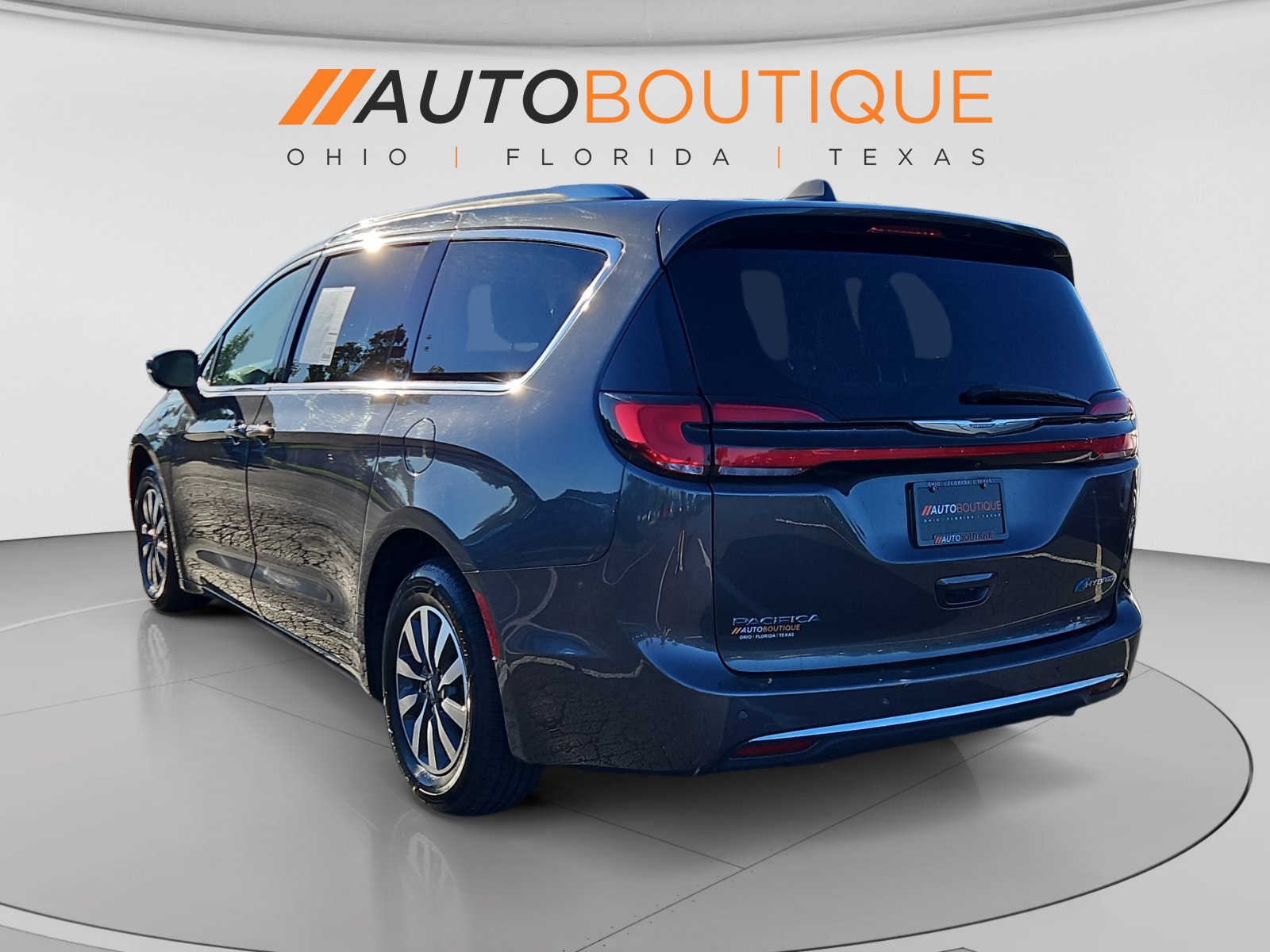 Used 2021 Chrysler Pacifica Touring-L FWD image 3