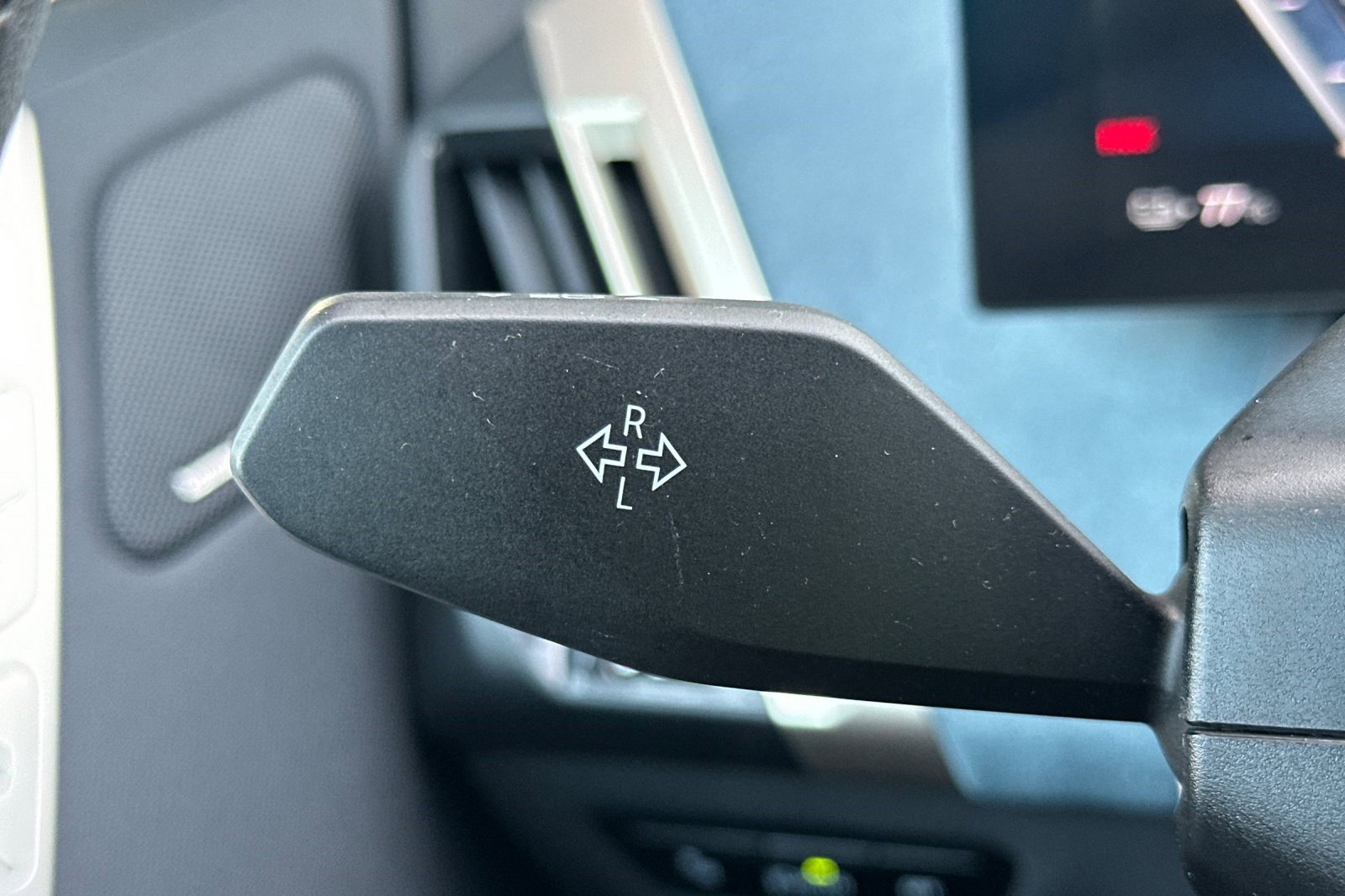 Used 2023 BMW iX xDrive50 w/ Premium Package image 34