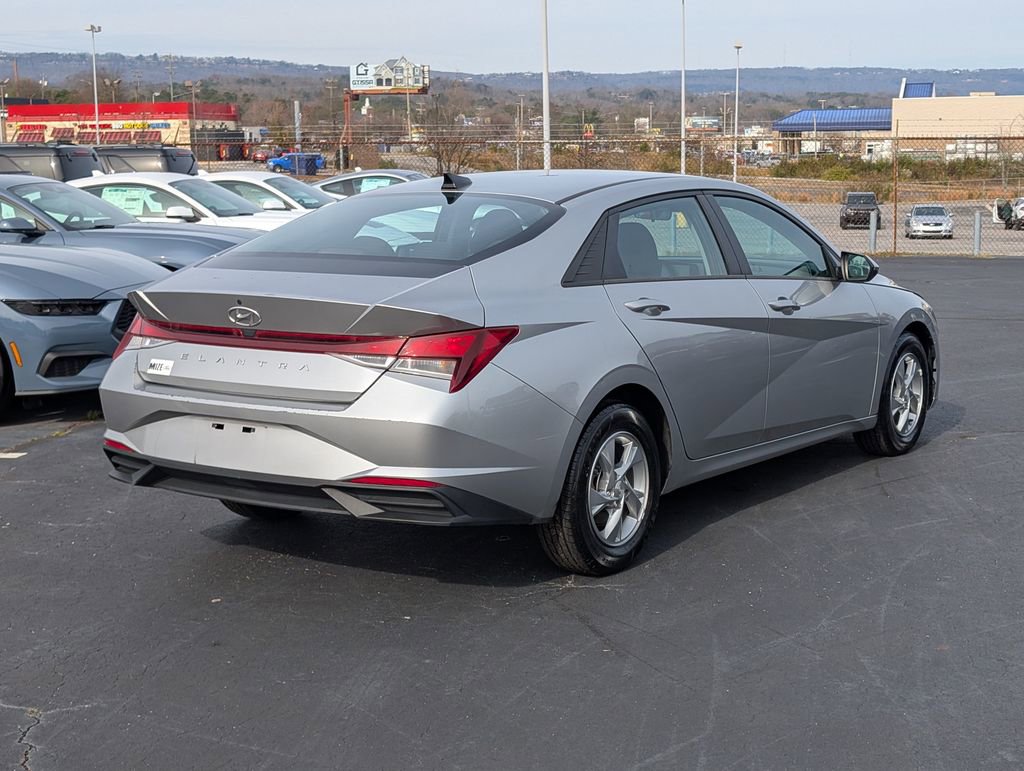 Used 2023 Hyundai Elantra SE image 6