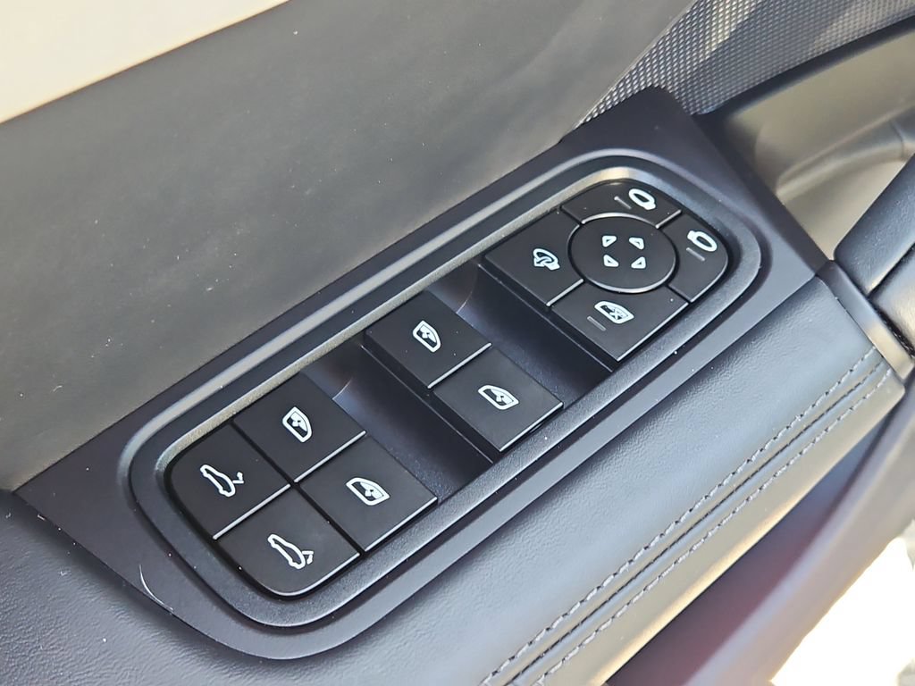 Certified 2025 Porsche Cayenne Coupe AWD/4WD image 33