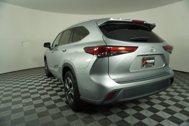 Used 2023 Toyota Highlander XLE FWD image 5
