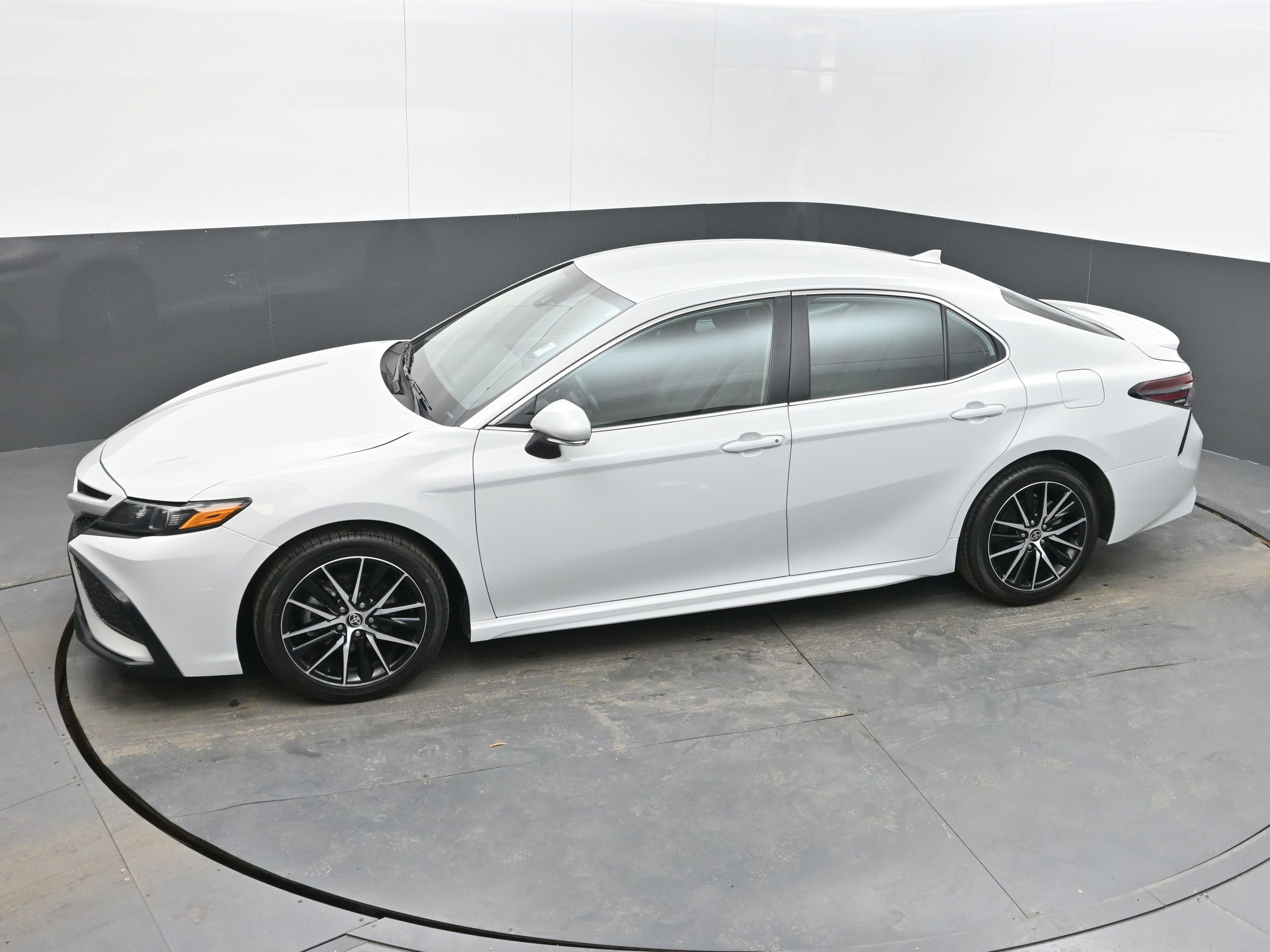 Used 2024 Toyota Camry SE image 35