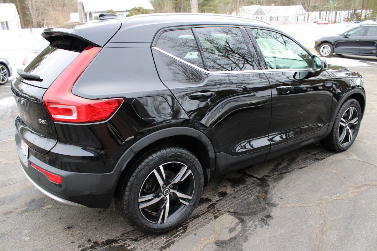 Used 2023 Volvo XC40 B5 Plus image 6
