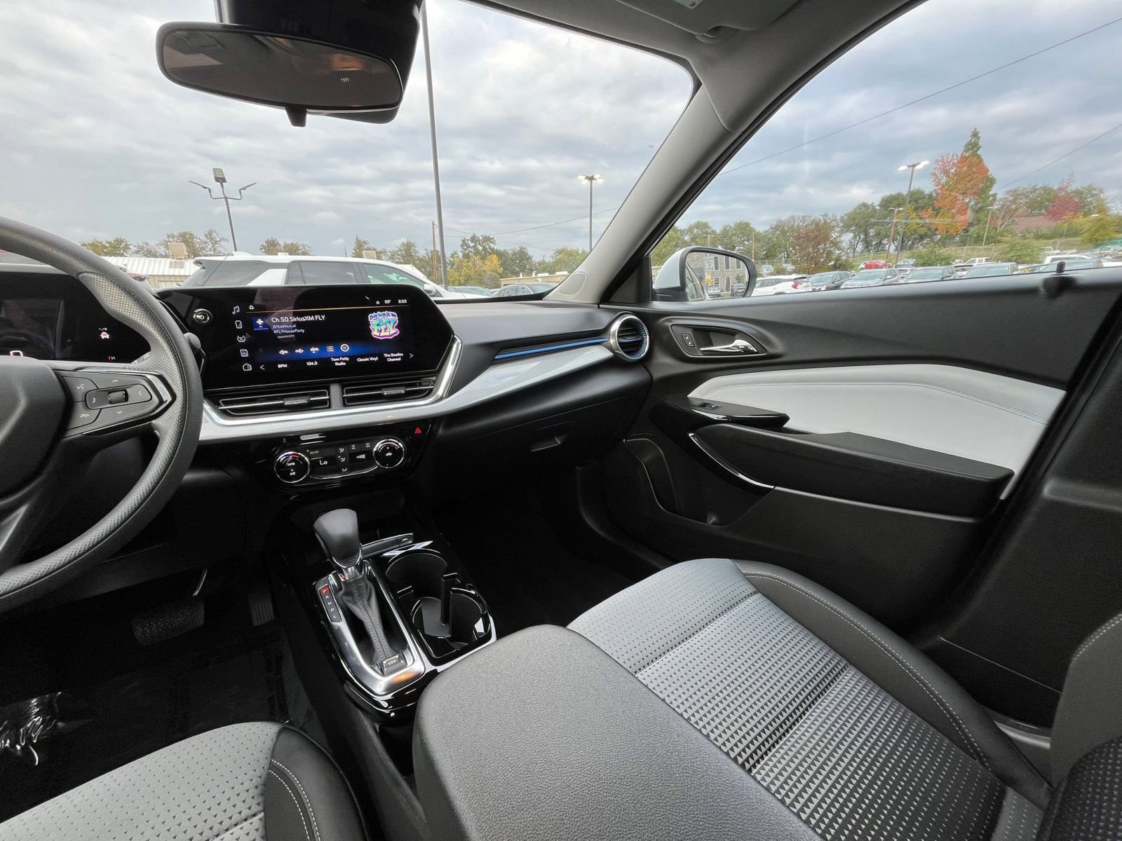 Used 2025 Chevrolet Trax LT image 33