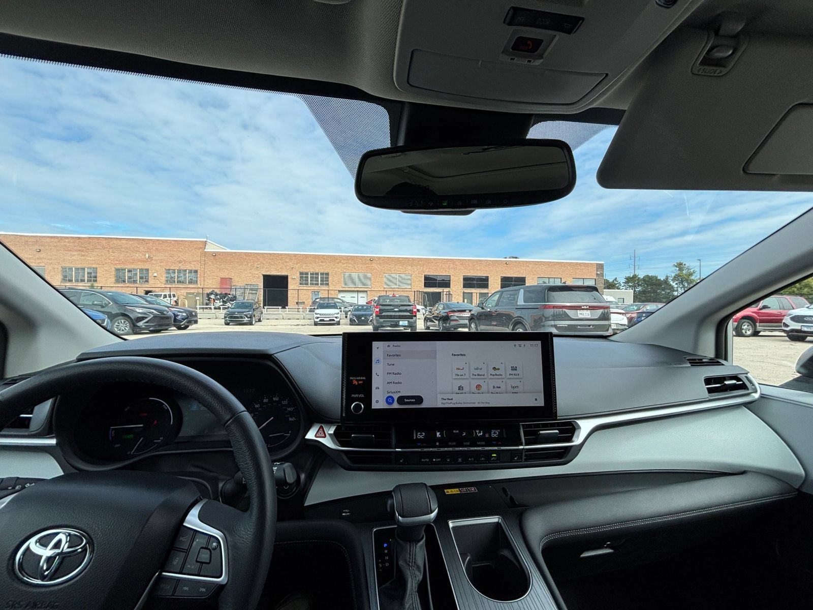 Used 2025 Toyota Sienna XLE FWD image 34