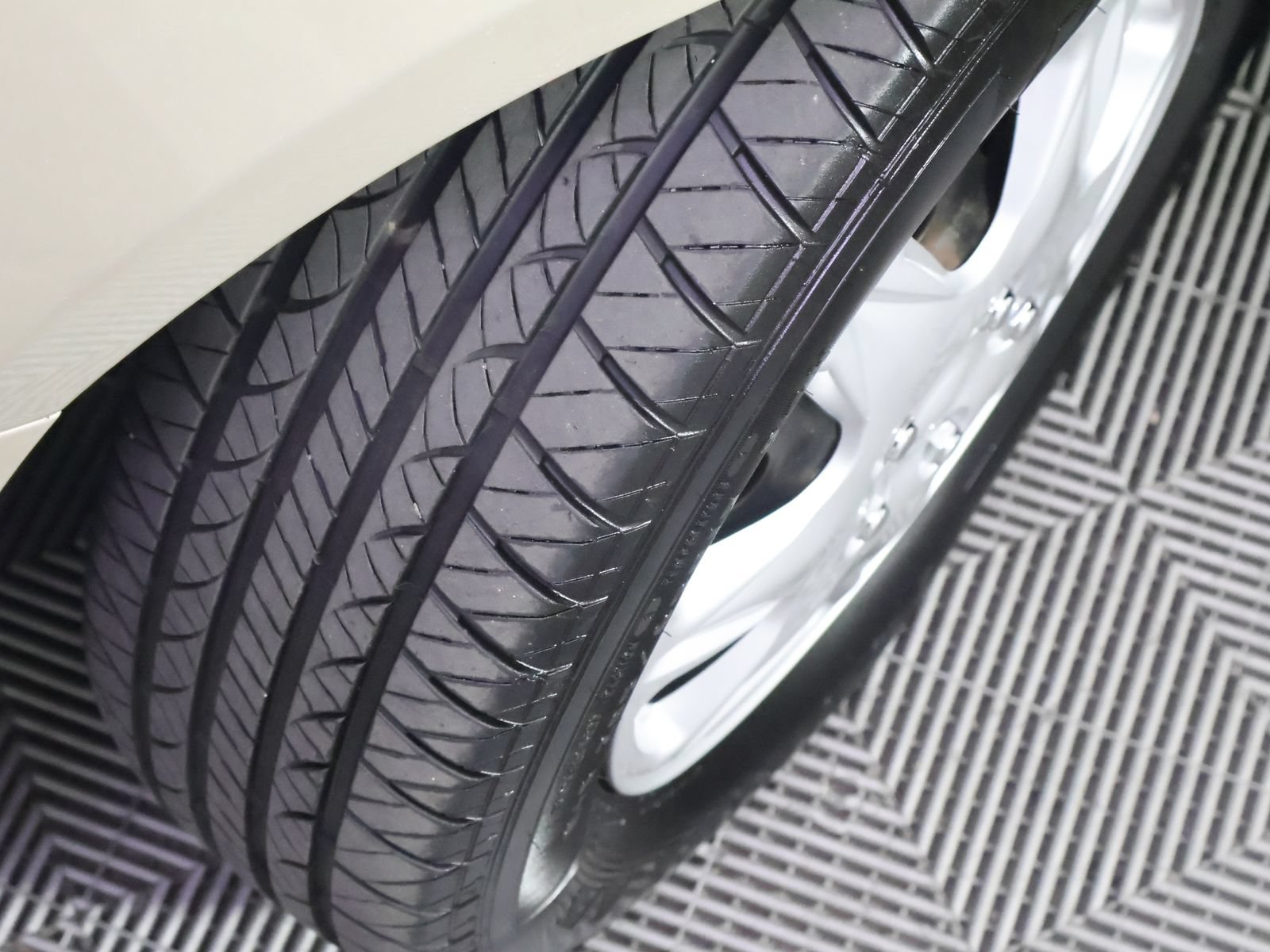 Used 2010 Hyundai Elantra GLS w/ Sunroof Pkg 3 FWD image 17