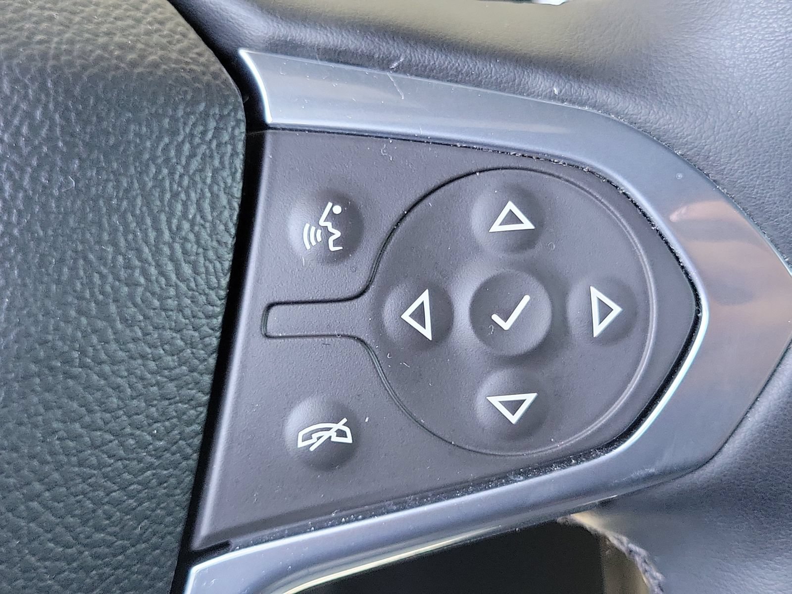 Used 2023 Chevrolet Traverse High Country FWD image 9