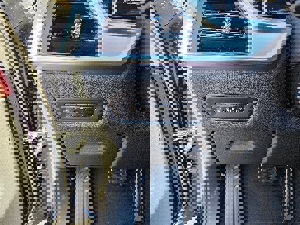 New 2026 BMW X6 xDrive40i w/ Climate Comfort Package image 17