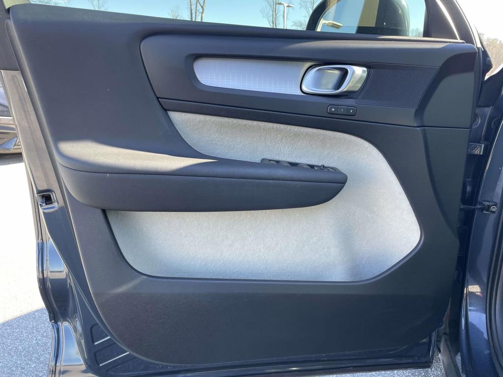 Used 2021 Volvo XC40 T5 Momentum w/ Premium Package image 5