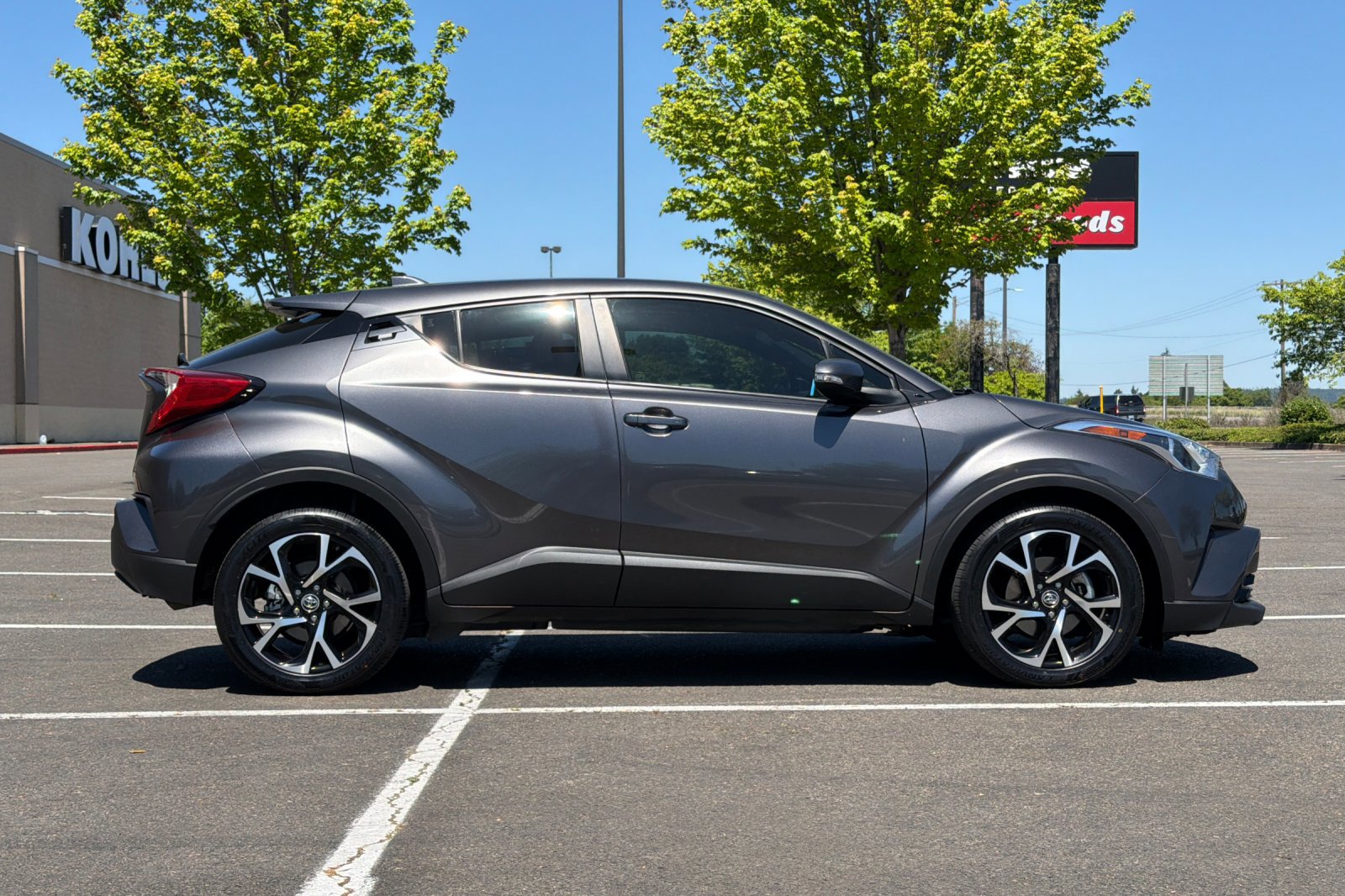 Used 2019 Toyota C-HR XLE FWD image 3