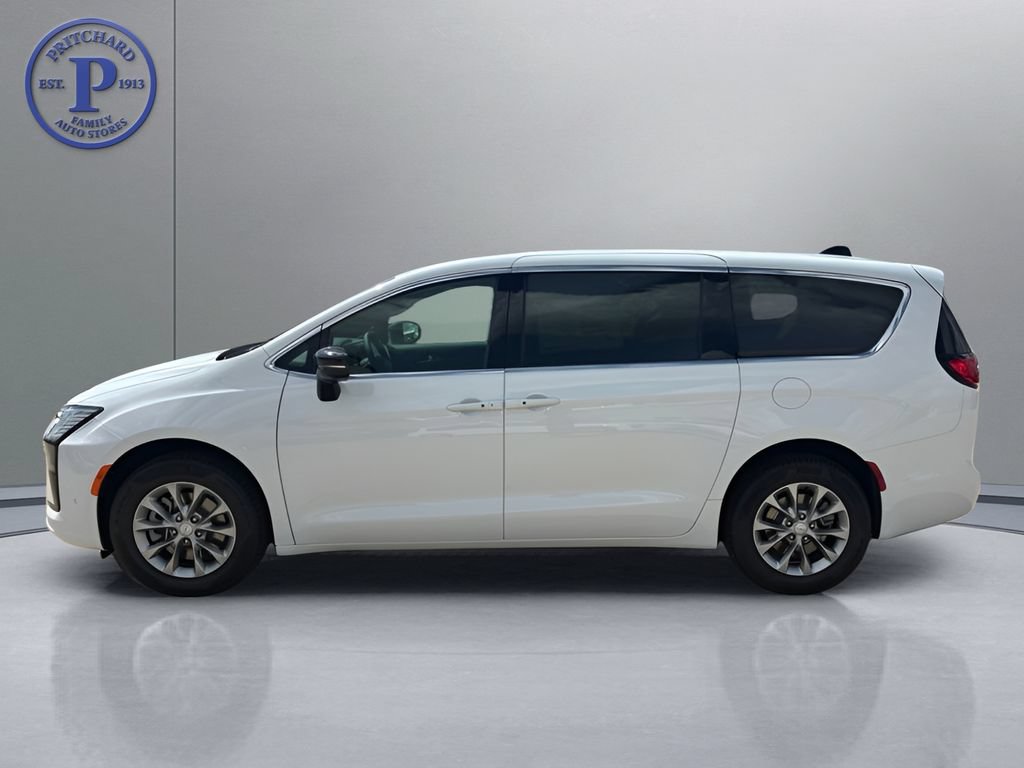 New 2027 Chrysler Pacifica Select AWD/4WD image 4