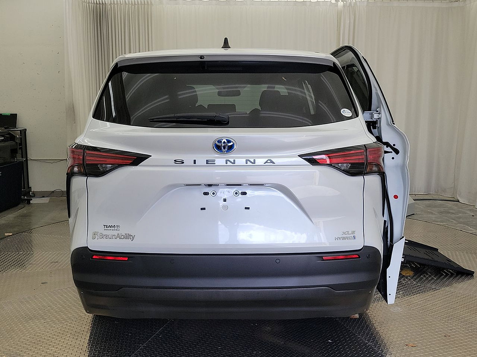 Used 2022 Toyota Sienna XLE FWD image 22