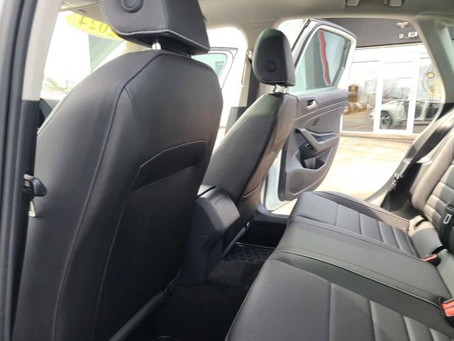 Used 2024 Volkswagen Jetta SE w/ Panoramic Sunroof Package image 23